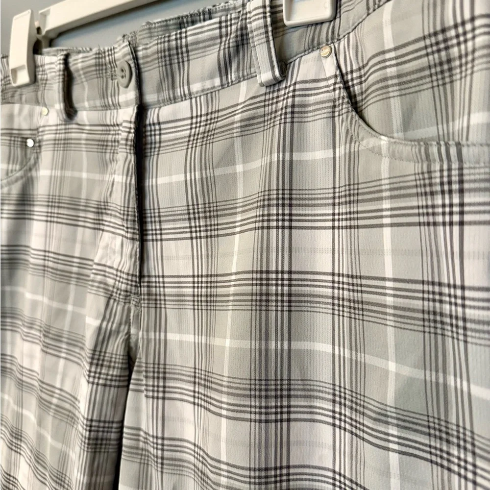 Nike Golf Tour Performance Dri Fit Men's Plaid Athletic Shorts — White and Gray